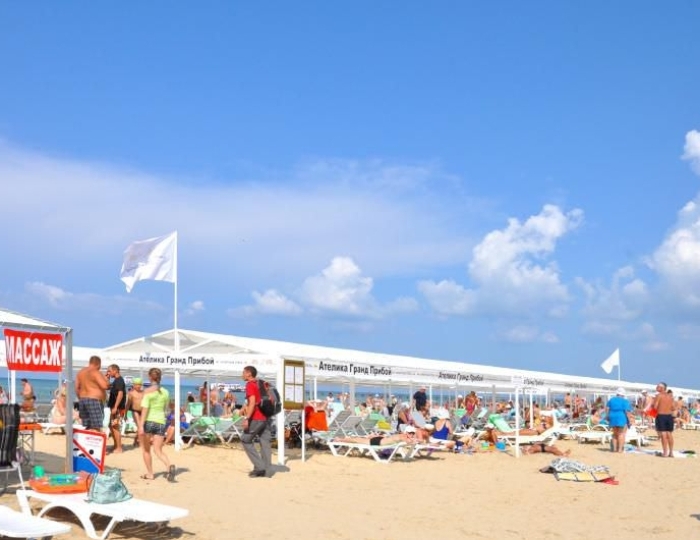 Оборудованный пляж - Курортный отель «Гранд Прибой»